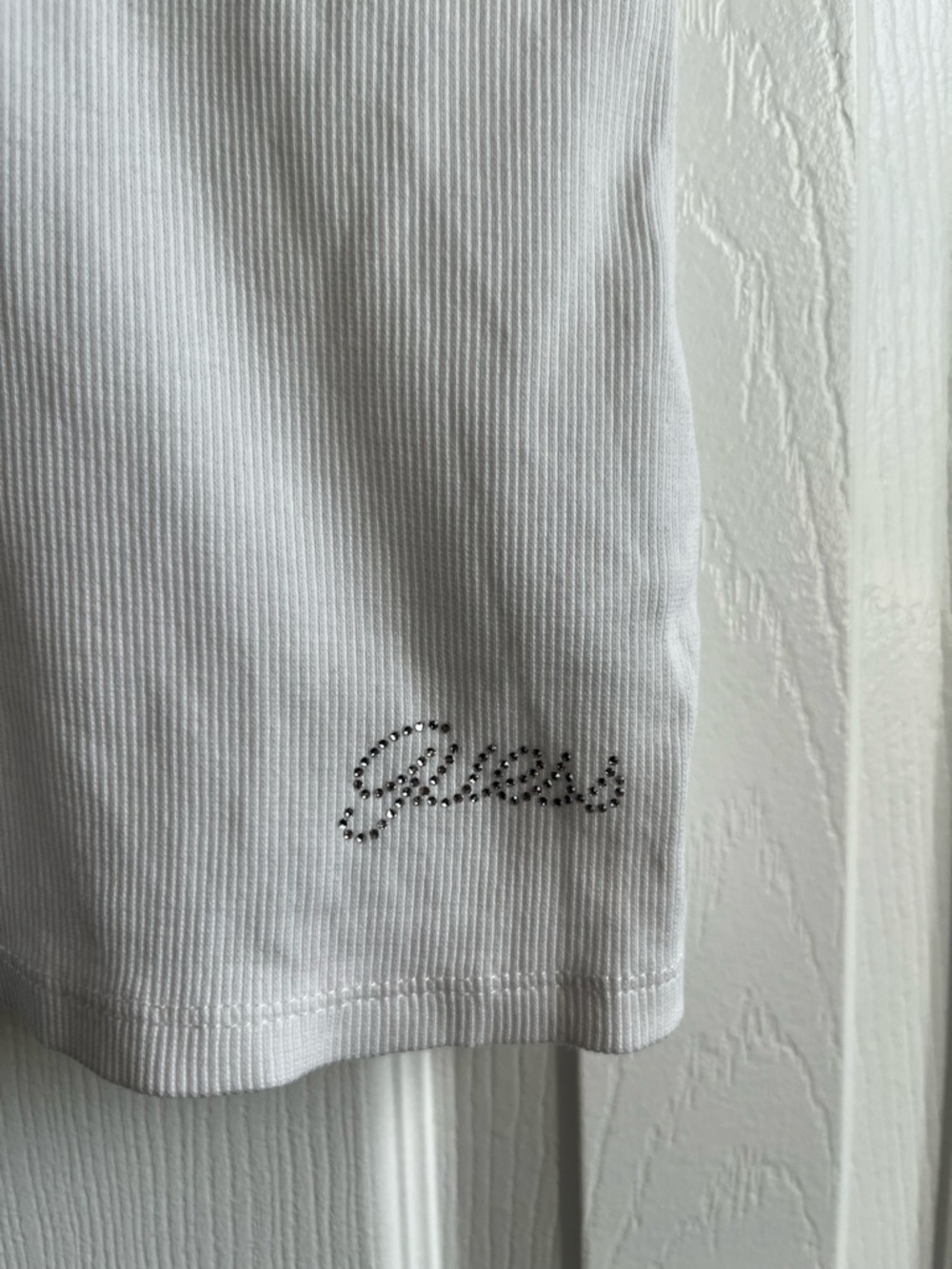 Guess White V-Neck Short-Sleeve Ribbed Henley Tee with Crystal Buttons Small - Picture 2 of 6